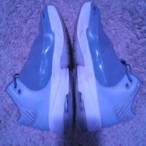 I am selling a pair of Jordan Max Aura Wolf Grey 3s. They are a 6.5 in Big Kids.